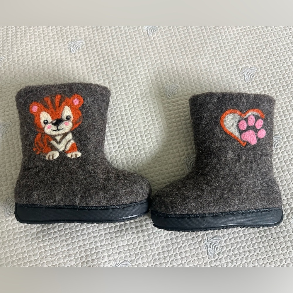 Kids Taupe/Gray Felt Boots (Valenki) with Tiger and Paw Print